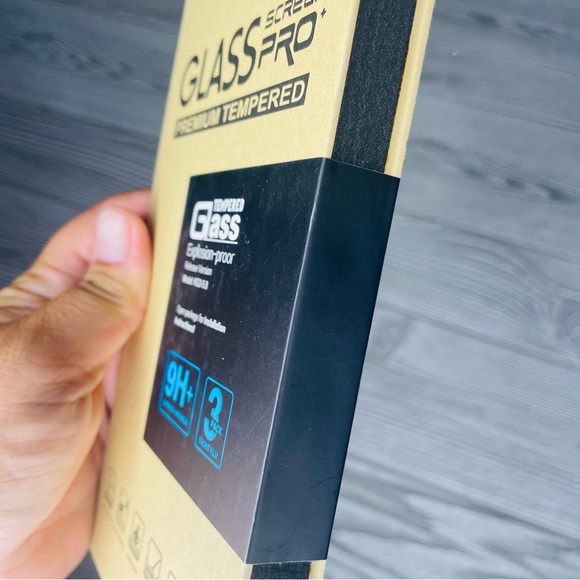 ESR iPhone 12/12 Pro Screen Protector cover - Picture 6 of 6